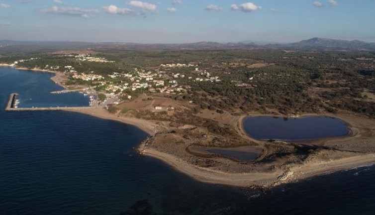 Çanakkale'de deniz göle dönüşünce ortaya çıktı. 12 metre boyunda, 50 ton ağırlığında