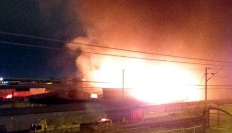 Sincan Organize Sanayi Bölgesi'nde sıcak saatler. Konteynere atılan ateş palet fabrikasını yaktı