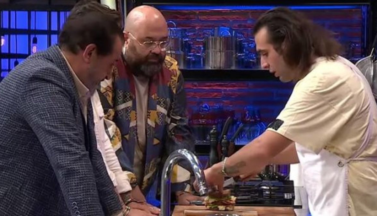 MasterChef Türkiye'de Barbaros'un hareketi Mehmet şefi deliye çevirdi. MasterChef Türkiye'de düelloyu kim kazandı, işte mavi ve kırmızı takım