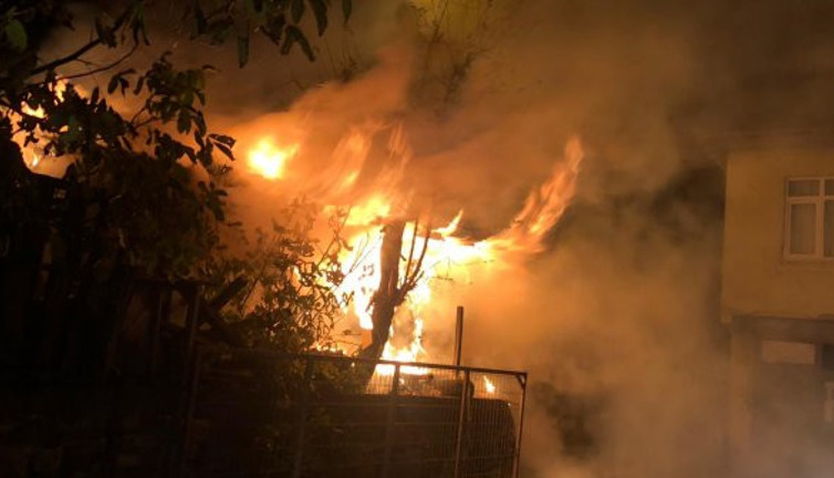 Kocaeli'nde odunlukta çıkan yangının evlere sıçramasını vatandaşlar önlendi