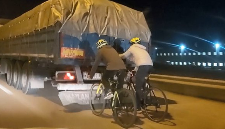 Bursa'da bisikletli gençlerin TIR dorsesinde tehlikeli yolculuğu. Süratleri baş döndürdü