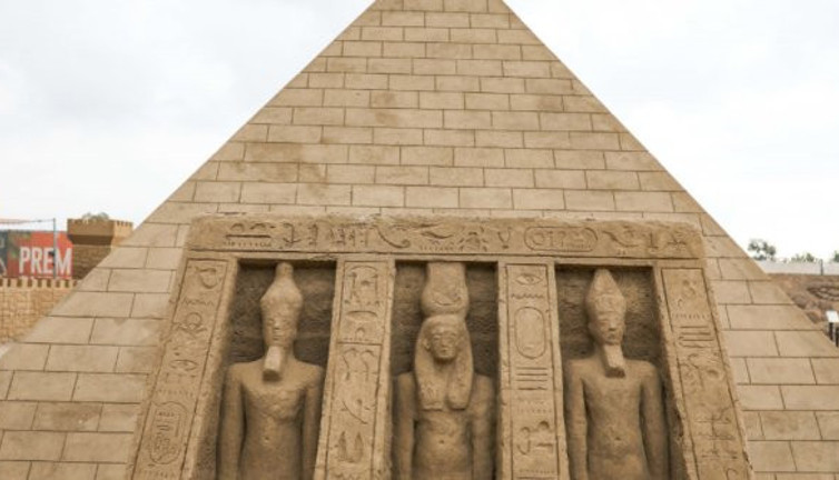 Antalya'da bin ton kum kullanılarak yapıldı. Guinness Rekorlar Kitabı'na aday. Turistler fotoğraf için kuyruğa giriyor