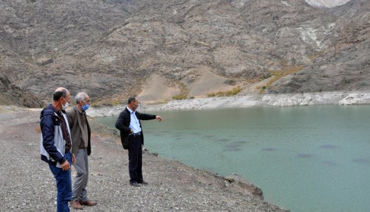 Erzurum'da binlercesi bir araya gelip kümeler oluşturdu. Halk panikle telefonlara sarıldı. Uzmanlar soluğu orada aldı