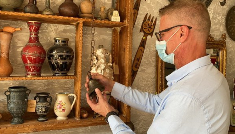 Bursa'da hurdacıdan aldığı çanı zımparaladı gözleri yerinden fırladı. Antikacı şaşkına döndü