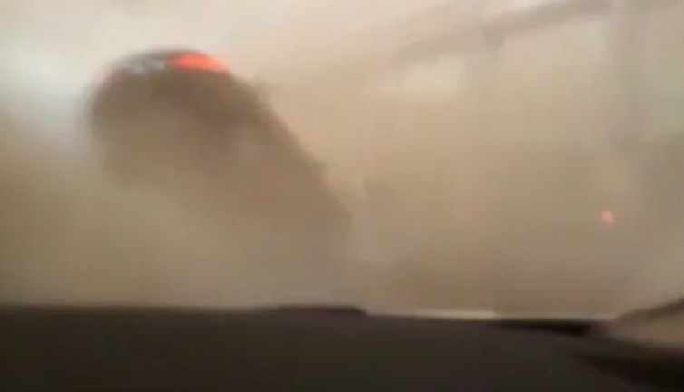 Hortumun uçurduğu otomobilin içinde dehşeti yaşadı. Hatay'da korku dolu anlar. Saniye saniye görüntülendi