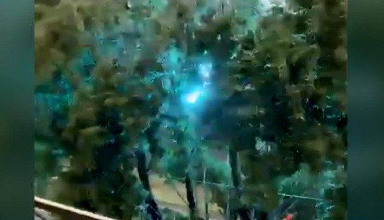 Amerikalılar gökyüzüne baktı zangır zangır titredi. Gökyüzünden geldi ağaçları ikiye böldü