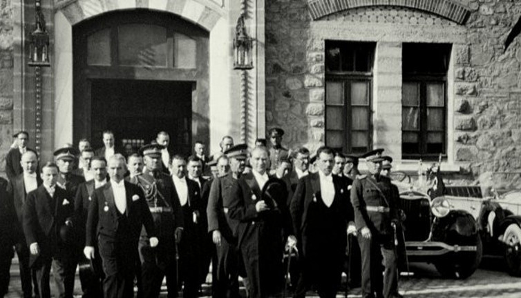 Meclis önünde Atatürk’ün fotoğrafçısının çektiği bu fotoğraf neden iki kere çekildi biliyor musunuz, Öğrenince Ata’nın büyüklüğüne yine şapka çıkaracaksınız