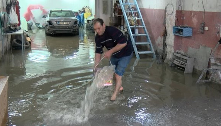 Büyükçekmece sanayi sitesini su bastı. Zor anlar yaşayan işyeri sahipleri kovalarla su tahliyesi yaptı