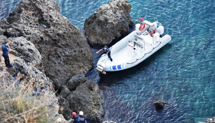 Antalya’da balık tutanlar gördü. Kayaların arasına bakılınca korkunç gerçek ortaya çıktı