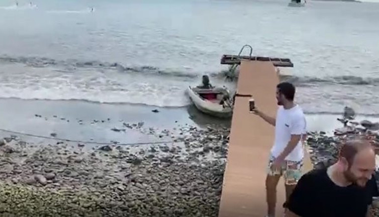 Sular kabararak geri geldiğinde bakın ne oldu. Tsunamiyi çekmek için cep telefonuyla kumsala indiler. Bilin bakalım bunu kim yapar