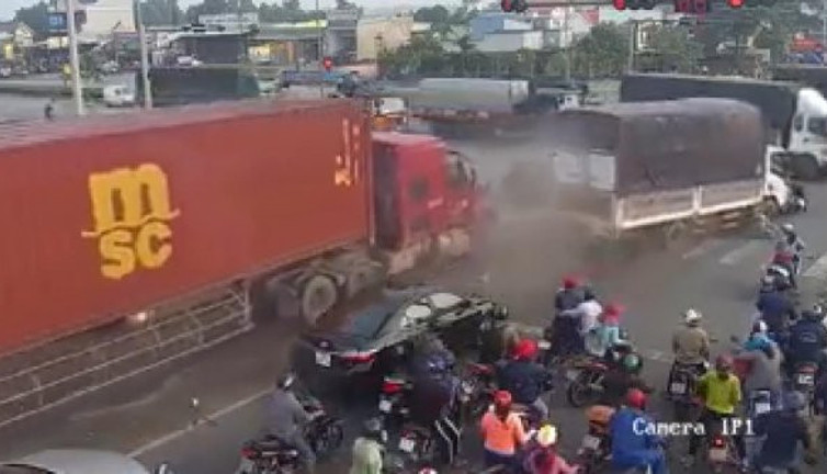 Kontrolünü kaybeden TIR sürücüsü araçların arasına daldı