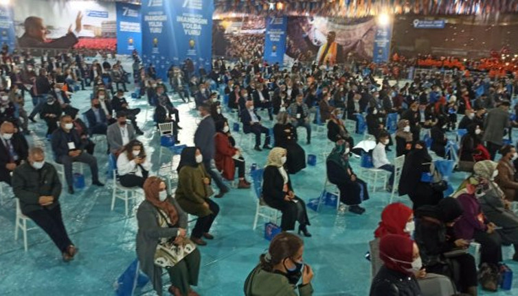 AKP kongresinde başka partinin bayrağı asıldı. Soruşturma başlatıldı