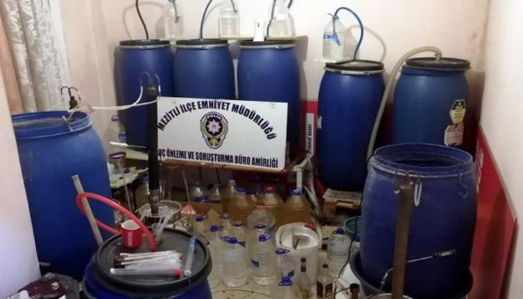 Bidon bidon kaçak içki baskını