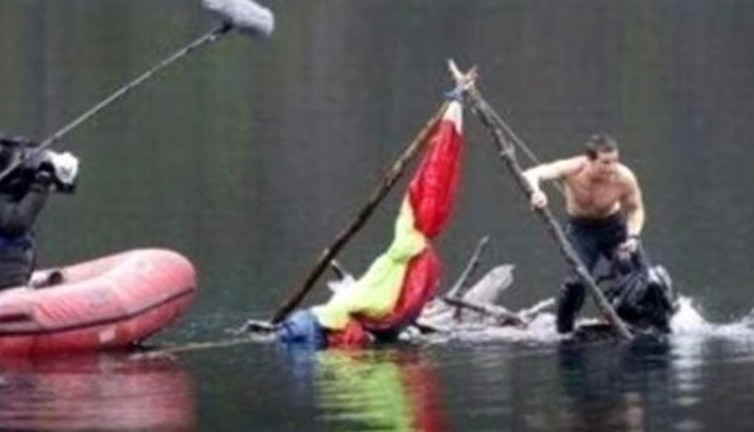 Ünlü belgeselci Bear Grylls dünyaya rezil oldu. Meğer herkesi kandırmış