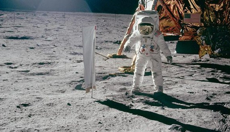 Neil Amstrong'un Ay'da çektiği fotoğraflar satışa çıkacak