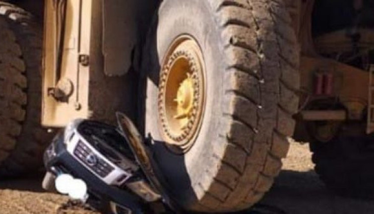 Dev iş makinesi, kamyonetin pestilini çıkardı