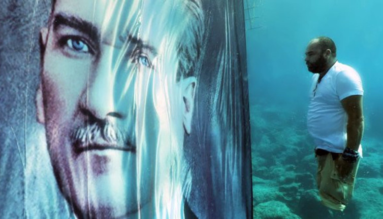 Atatürk'e su altında saygı duruşu