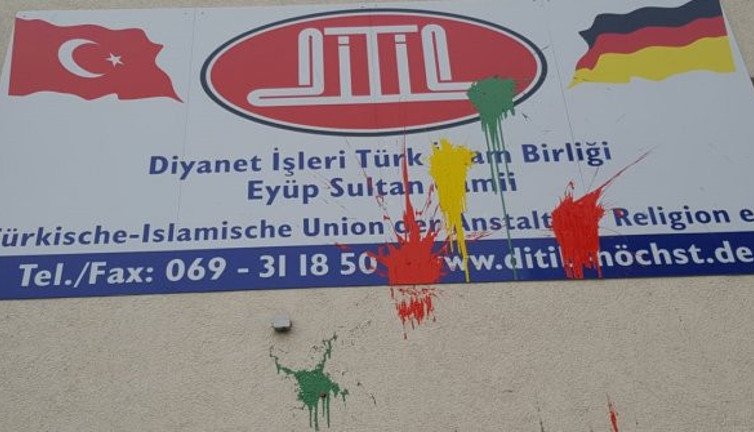 Almanya'da camiler hedef alındı