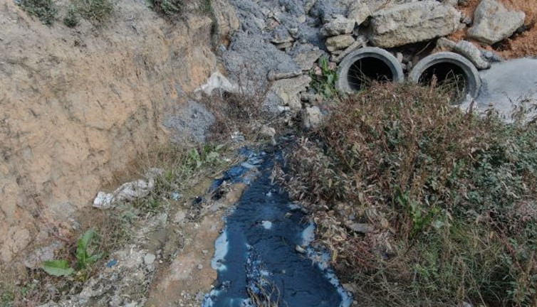 Mavi akan derenin rengi değişecek