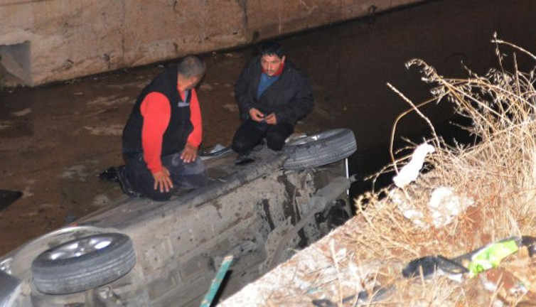 Aracın üstünde mahsur kaldılar