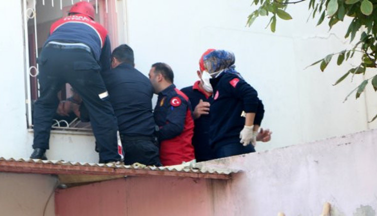 Beton blok üstüne çöktü. Yardım çığlıklarına mahalleli son anda yetişti