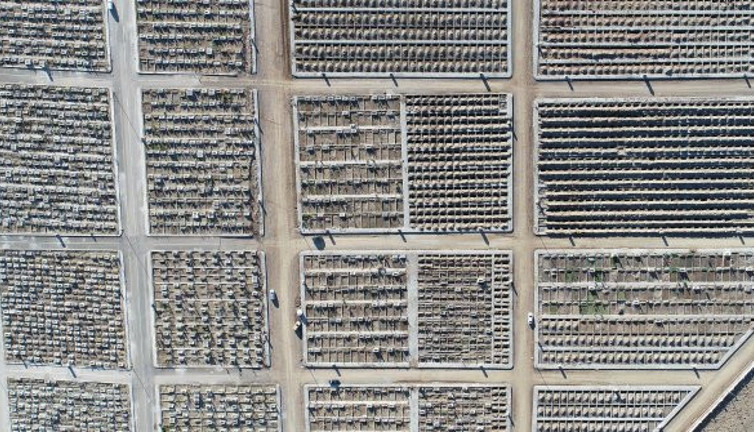 Erzurum'daki mezarlıkta hummalı çalışma. Kaza kaza bitiremediler