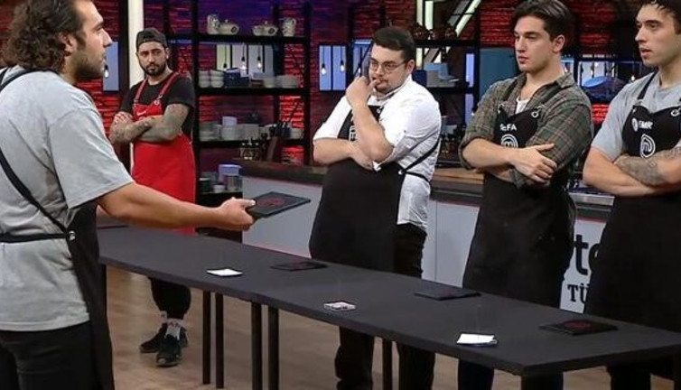 MasterChef Türkiye’de dokunulmazlığı kazanan takım. 15 Kasım 2020 MasterChef Türkiye’de kim eleme adayı oldu? Emir ve Barbaros arasında sert tartışma