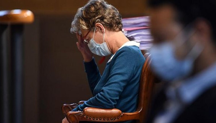 Sarhoş olarak doğuma giren hemşire, genç kadının boğazına ventilatör tüpü sıkıştırdı. Hemşire hakkında karar verildi