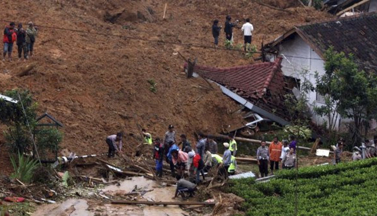 Kayan toprak 5 kişiyi yuttu