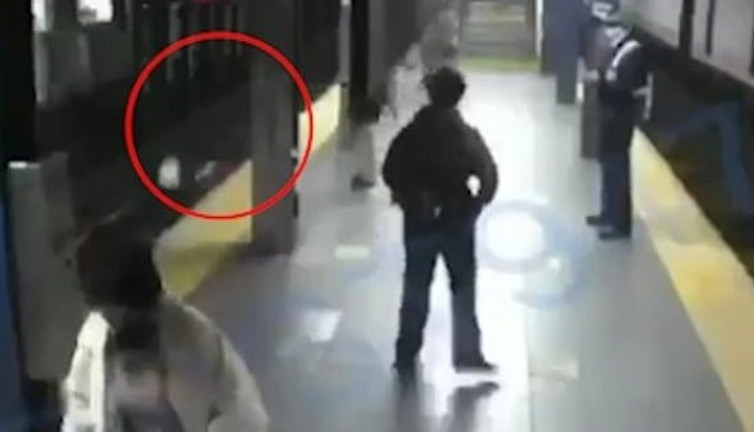 Tren bekleyen kadını raylara itti