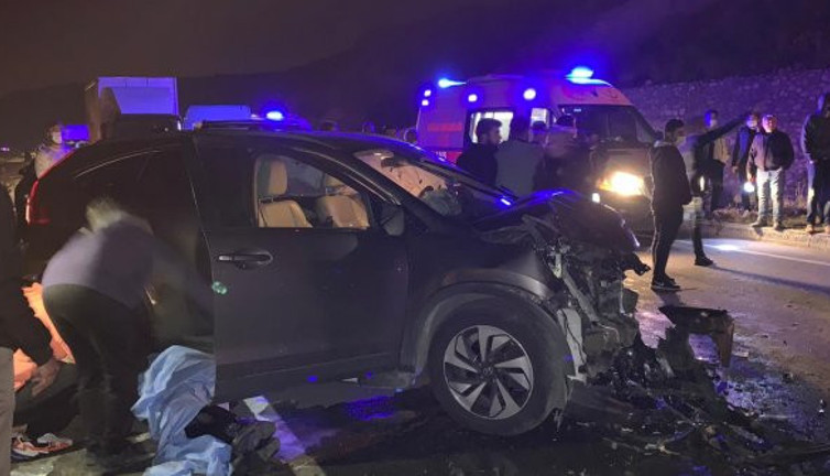 Arsuz'da araçlar kafa kafaya çarpıştı: Karı koca hayatını kaybetti