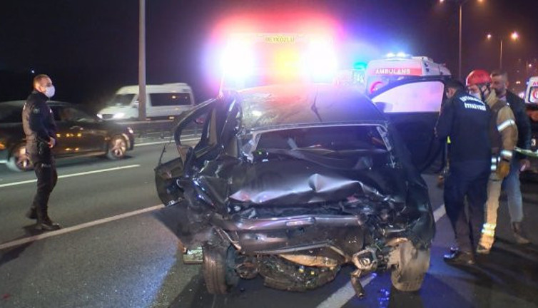 Fatih Sultan Mehmet Köprüsü'ndeki kazada araçlar hurdaya döndü