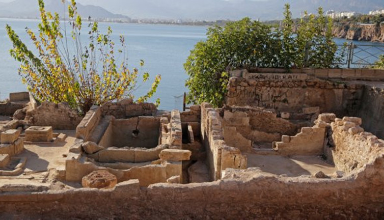 Artık 93 yıllık yapılar arkeolojik kazılarda bulunuyor