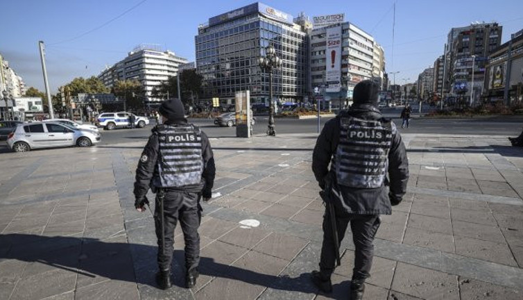 Türkiye’deki 14 saatlik sokağa çıkma yasağı başladı. İşte açık olacak mekânlar ve işletmeler. Hafta sonu sokağa çıkma yasağı hangi saatler arasında uygulanacak?