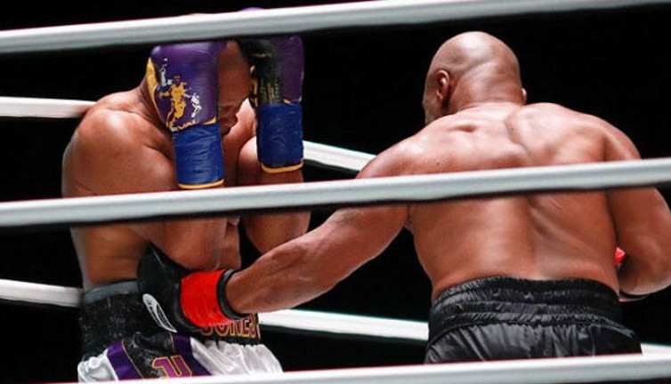 Mike Tyson gösteri maçıyla ringlere döndü