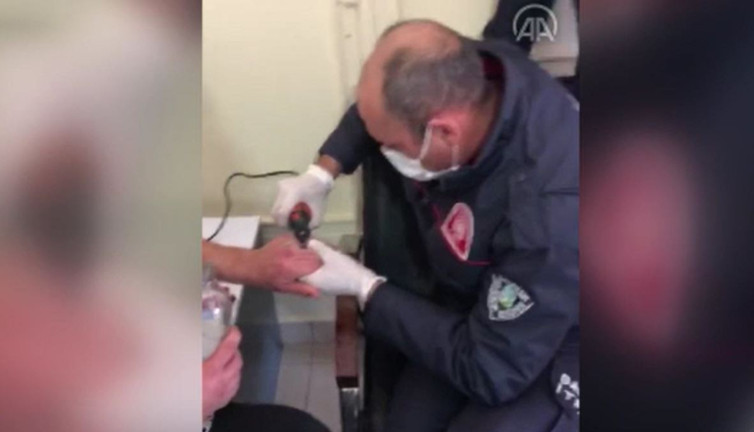 Parmağına yüzük sıkıştı, imdadına itfaiye yetişti