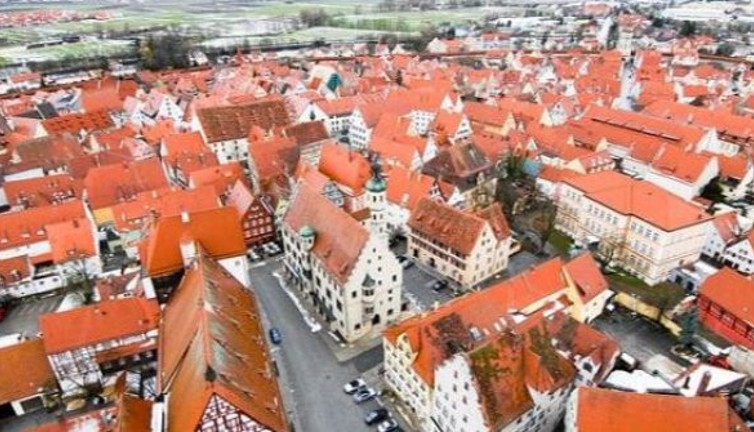 Meğer kasaba halkı tonlarca elmasın üzerinde yaşıyormuş, gök taşı düşen yere kurulmuş