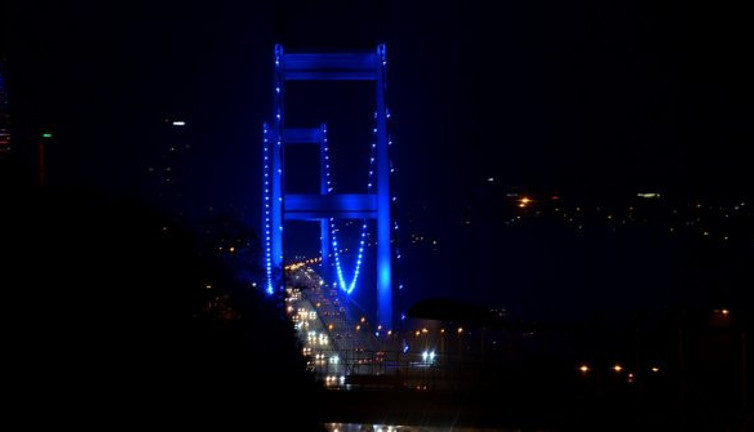 Fatih Sultan Mehmet Köprüsü maviye büründü (03 Aralık 2020)