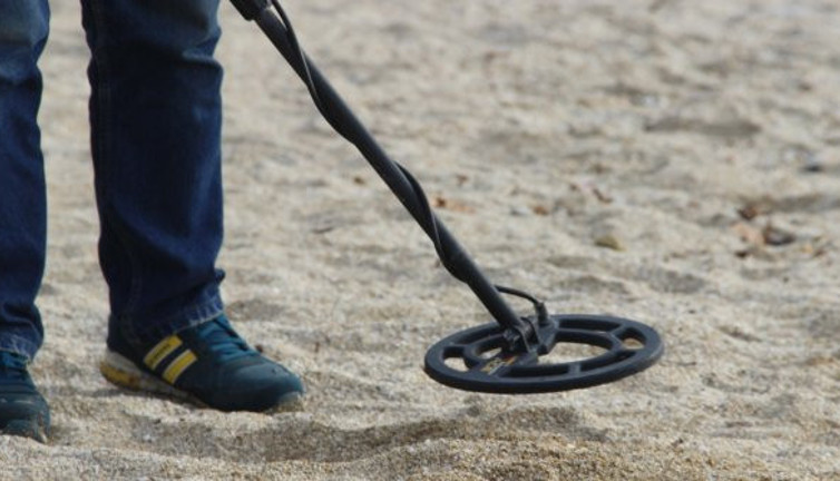 Altın avcısı Alanya sahilinde. Sahiller define avcılarına kaldı. Buldukları şaşkına çevirdi