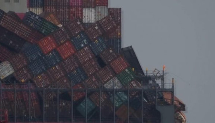 Fırtına gemideki konteynerleri kağıt gibi uçurdu