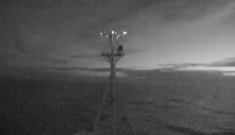 Denizin ortasında büyüleyici görüntü. Gökyüzünde böyle parçalandı