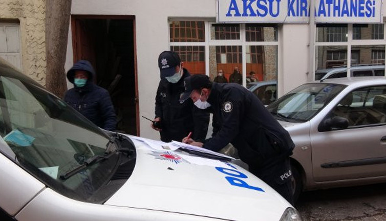 Polis arka kapıdan girdi cezayı kesti