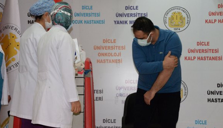 Korona virüsü kimlerin bulaştırmayacağını açıkladı. Prof. Dr. Çelen salgının iki şekilde biteceğini söyledi