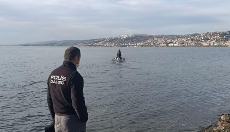 İzmit'te kulaçlar rekor için değil suçluları yakalamak için atıldı. Polislerden denizin içinde nefes kesen takip