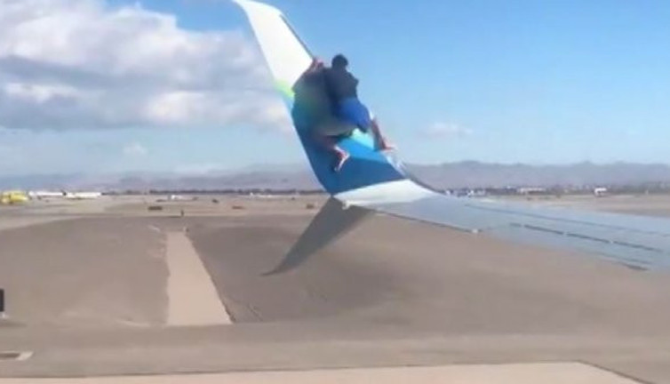 Kalkışa hazırlanan uçağın kanadına çıktı kimse engel olamadı