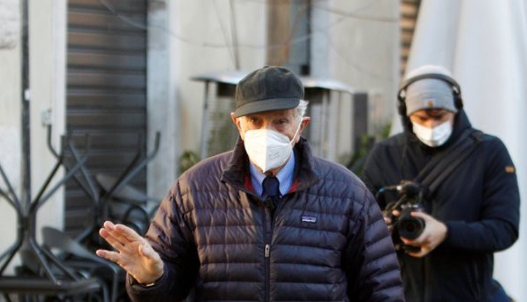 Ünlü İtalyan gazeteciden Fransa protestosu. Aldığı onur nişanını bakın ne yaptı