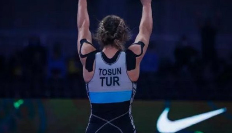Milli güreşçi Buse Tosun'dan gümüş madalya
