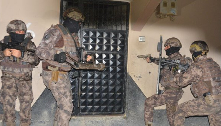 Sokaklar tutuldu kapılar kırıldı. Şafak vakti Adana'da polis baskını