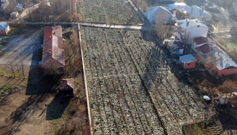 Yasakta top oynayan çocuklar polisi görünce saniyeler içinde kaçtı