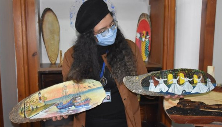 Karslı ressam topladığı ağaç parçalarını sanat eserine çeviriyor. Turistlerden yoğun ilgi var